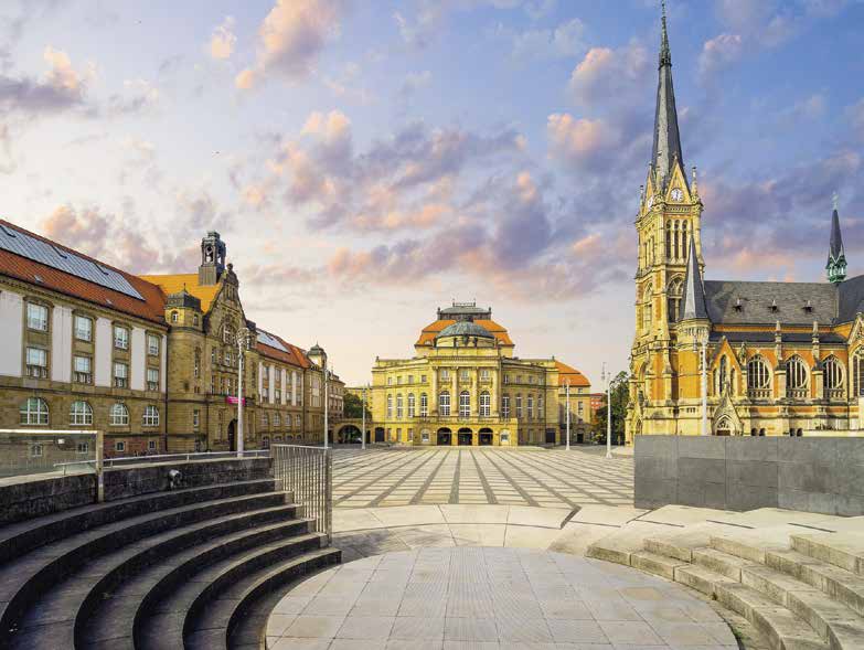 Chemnitz Theaterplatz mit Oper und Petrikirche